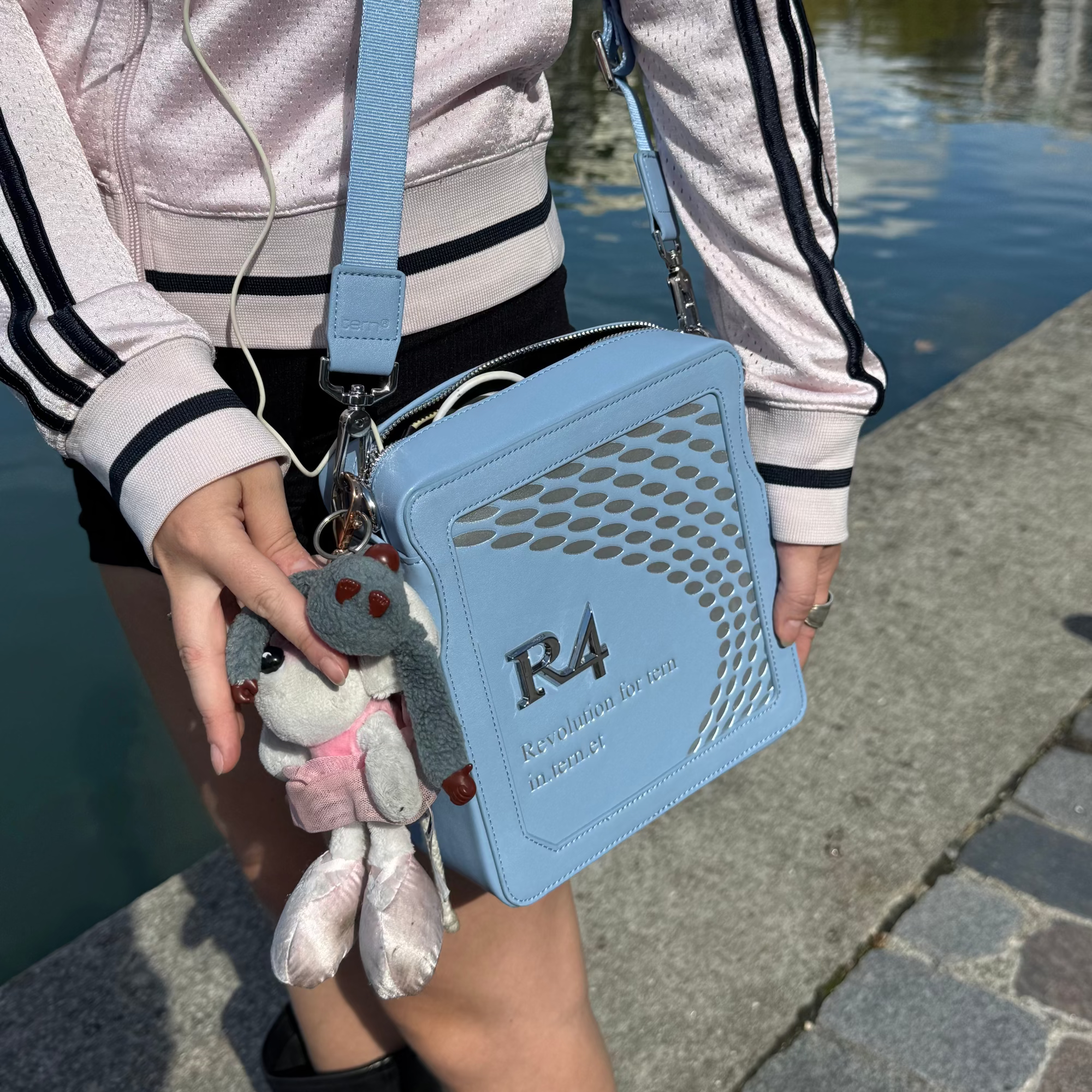 R4 MESSENGER BAG BABY BLUE