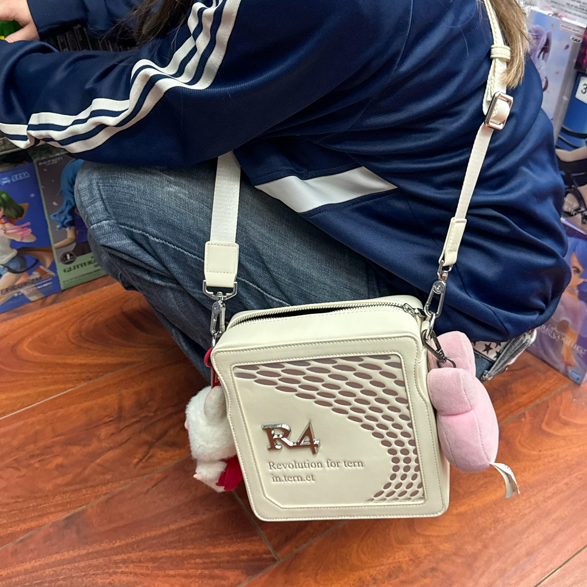 R4 MESSENGER BAG CREAM