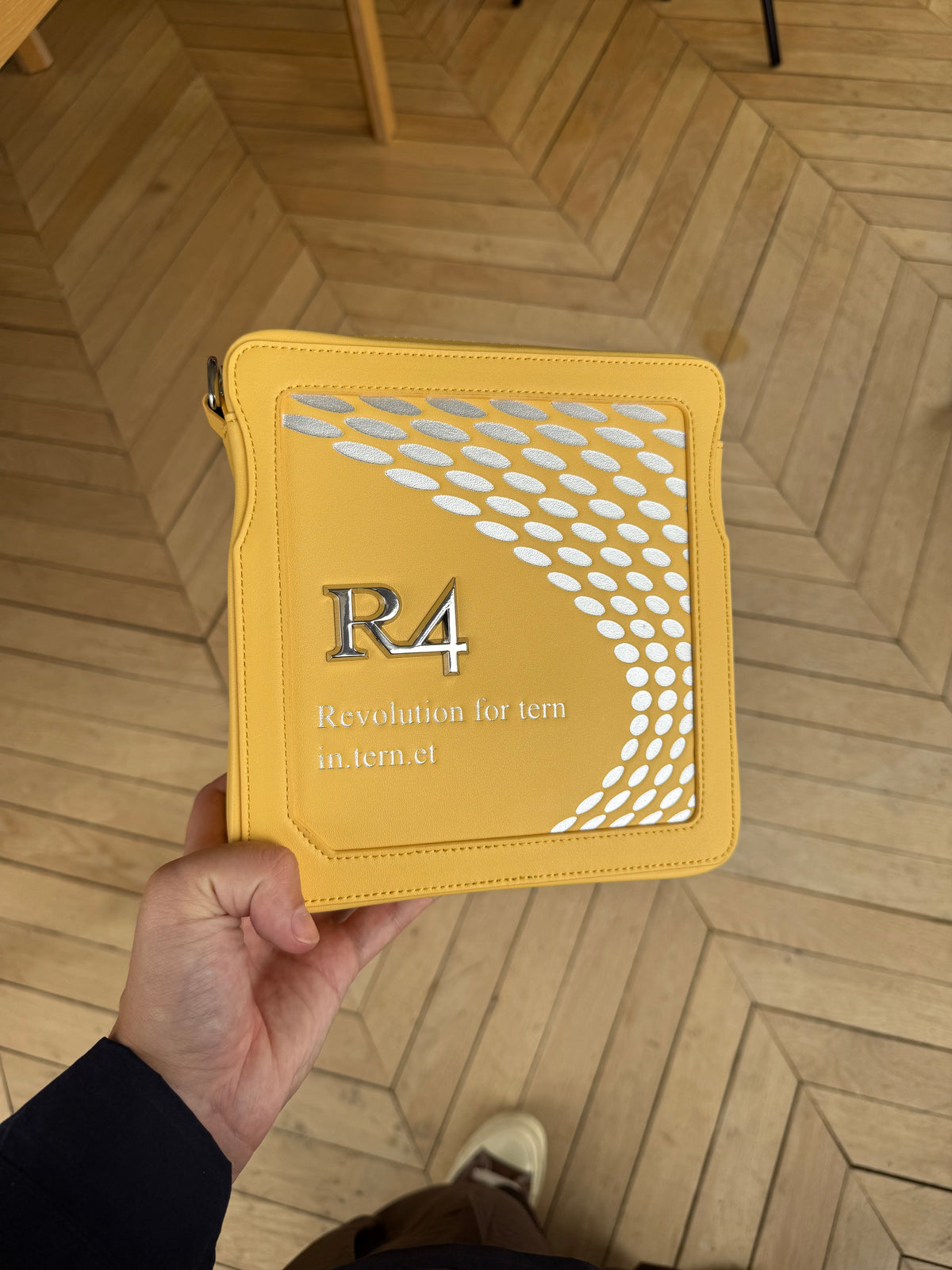 R4 MESSENGER BAG YELLOW