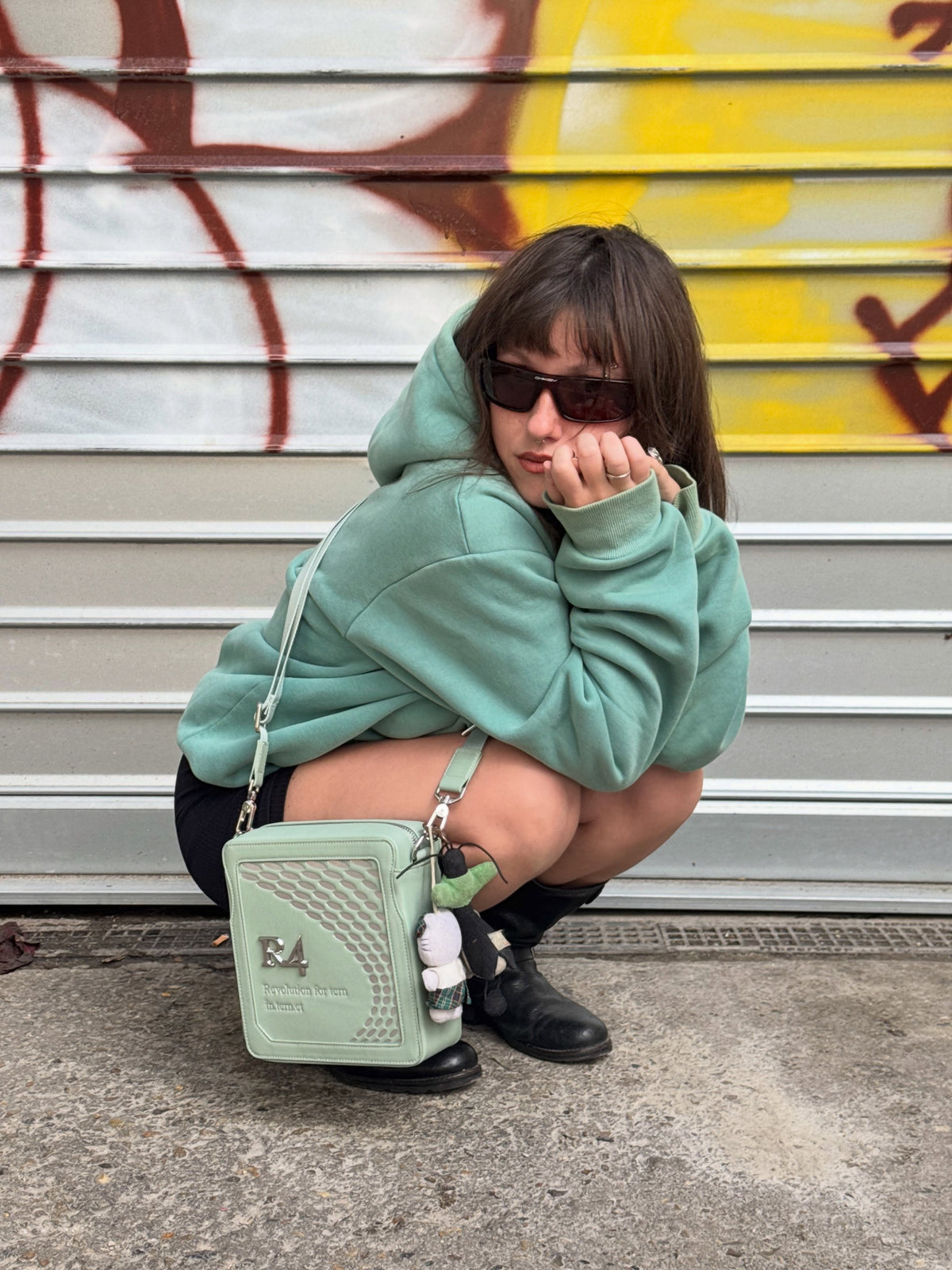 R4 MESSENGER BAG