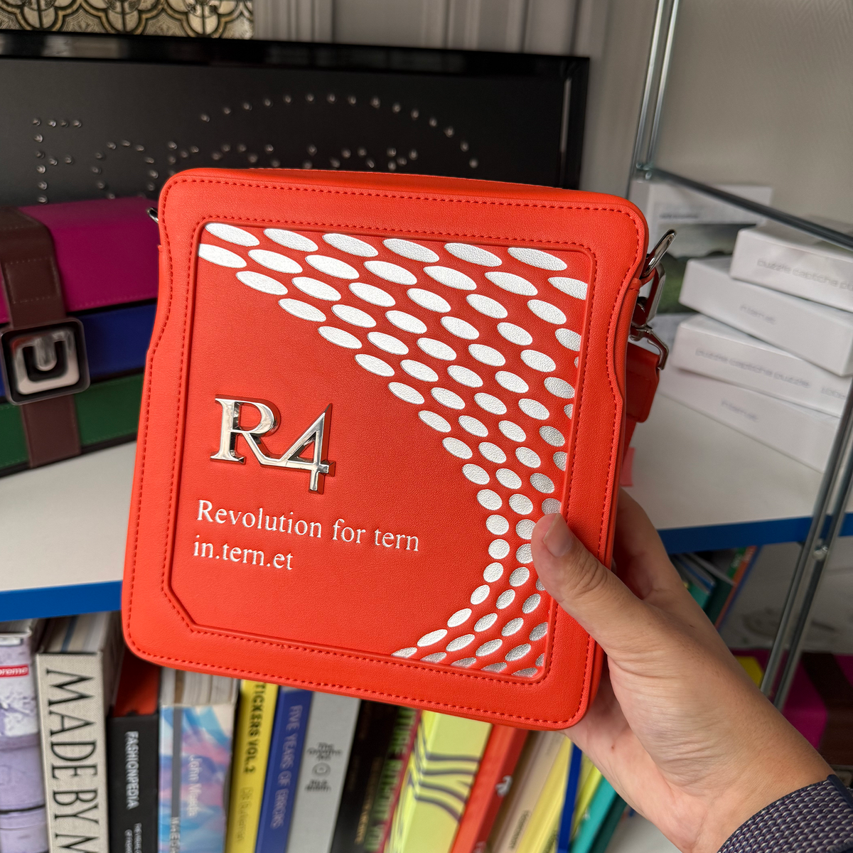 R4 MESSENGER BAG ORANGE