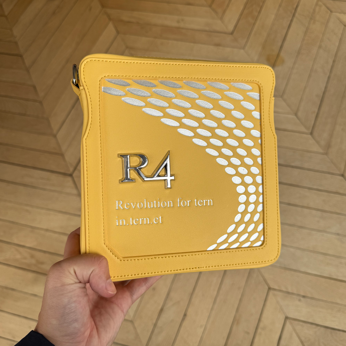 R4 MESSENGER BAG YELLOW