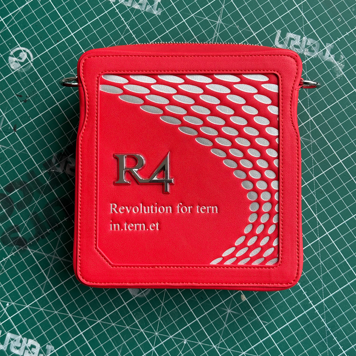 R4 MESSENGER BAG RED